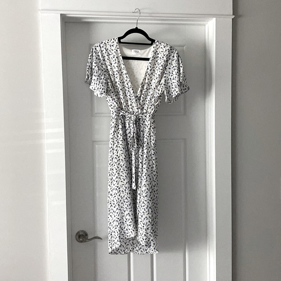 White Floral Flowy Dress - Picture 1 of 5